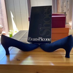 Evan-Picone, navy blue fabric pumps. Feather construction. Excellent condition.